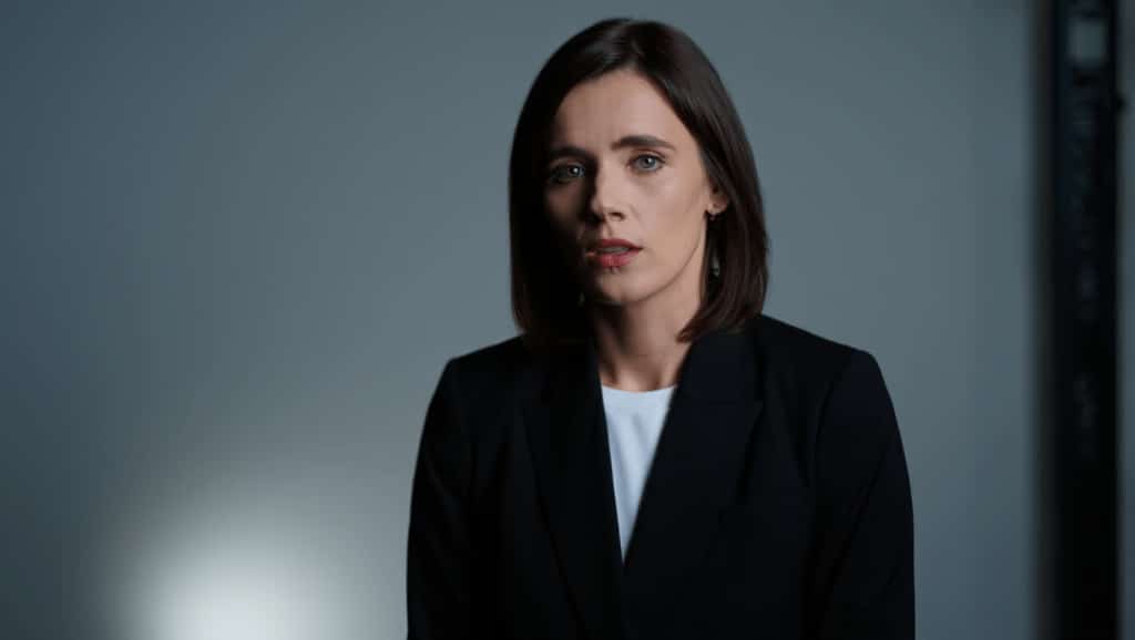 The Testaments saison 2 confirmée : les créateurs de Hulu et Disney+ prévoient déjà la suite Agnes and Daisy look at each other