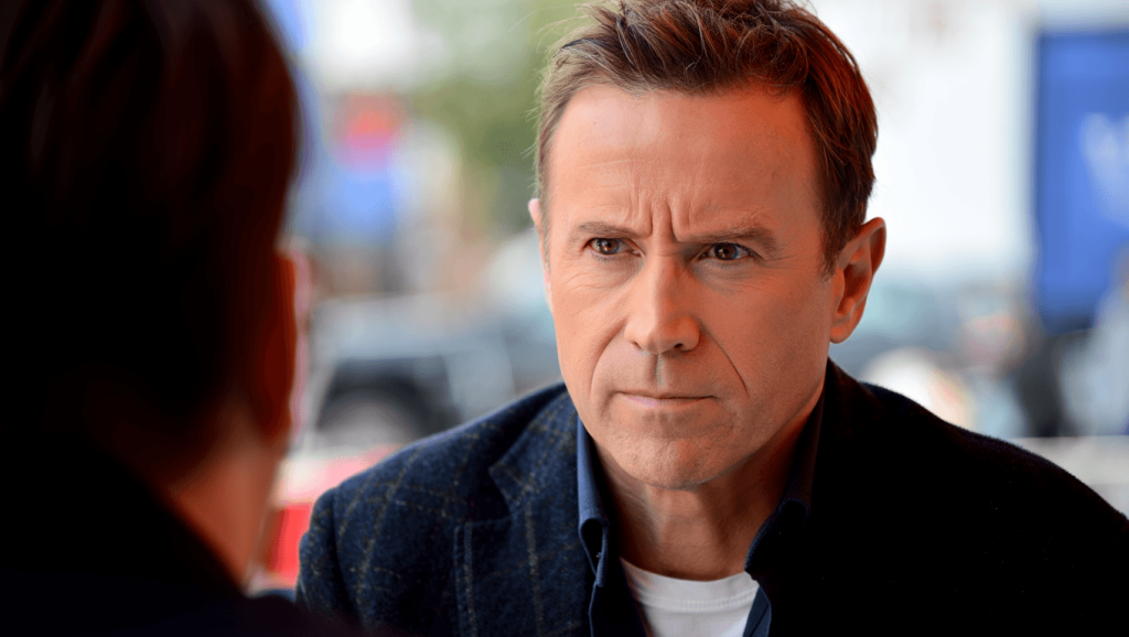 Tip Toe sur Channel 4 : Russell T Davies annonce une fin choquante qui reflète l’actualité David Morrissey pushes Alan Cumming against a hallway wall