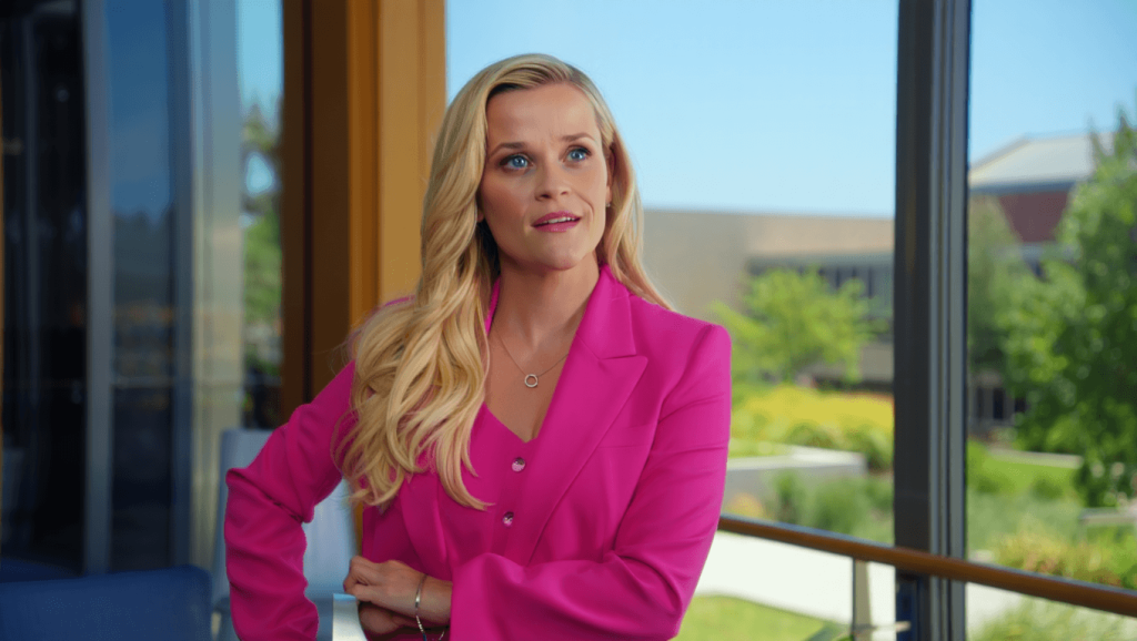 Tout sur Elle, la série préquelle de Legally Blonde sur Prime Video Lexi Minetree in a classroom in the Legally Blonde prequel show Elle