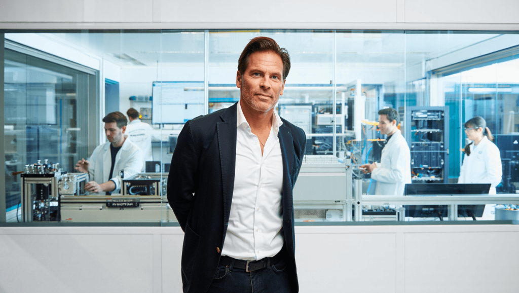 Wayve lance un labo IA pour repenser la mobilité au-delà des voitures autonomes Wayve is launching an AI lab to look beyond self-driving cars