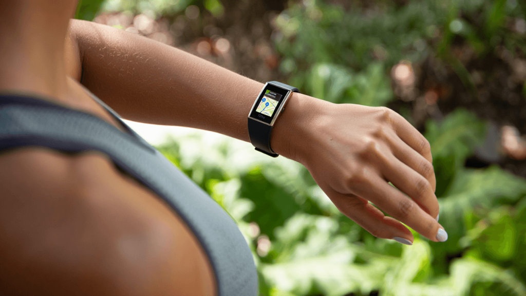 Fitbit en promo : bracelet 7 jours d’autonomie et Google Maps au prix plancher sur Amazon Fitbit Charge 6 on yellow background