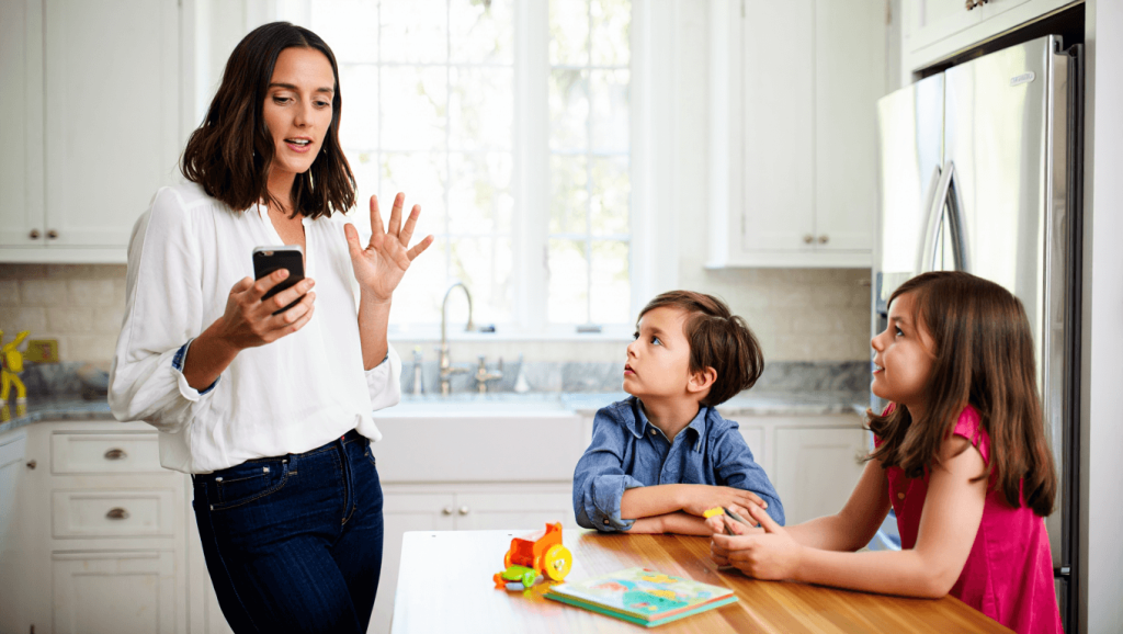Maman de deux enfants: les mémos vocaux à Claude lui font gagner du temps I'm a mom of 2 kids. Sending voice memos to Claude helps me organize my life.