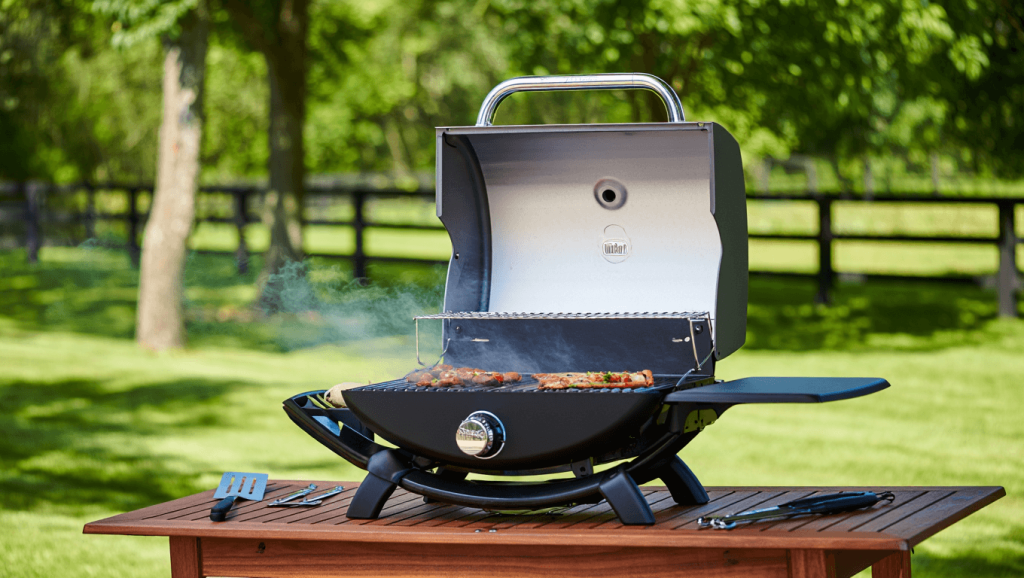 Weber barbecue à gaz 5 étoiles: £130 de réduction pour la saison des grillades Weber Traveller barbecue in use