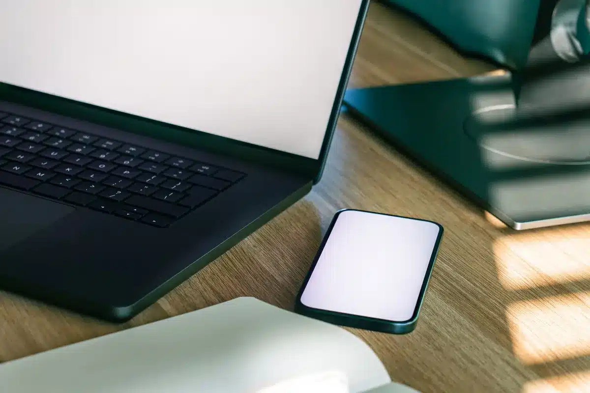 Écran des réglages iCloud sur iPhone montrant l'activation de la sauvegarde Messages