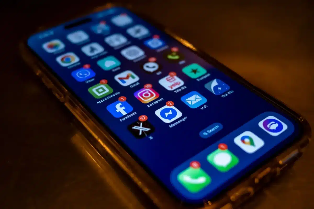 Interface de filtrage des messages indésirables et expéditeurs inconnus dans une application de messagerie