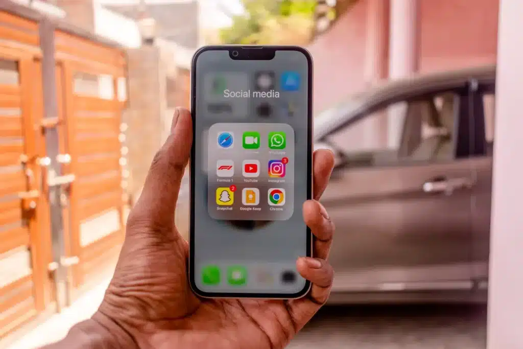 16 réglages Apple Messages pour améliorer confidentialité, confort et sécurité Mains tenant un iPhone affichant le menu des réglages de l'app Messages avec les options de synchronisation iCloud