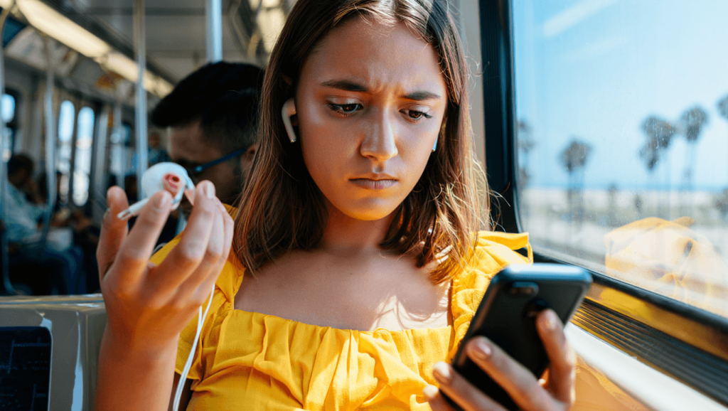 Pourquoi mes écouteurs sans fil Bluetooth perdent la connexion en train ou à la plage ? Série dans le train et musique sur la plage : pourquoi vos écouteurs sans fil s'emmêlent les pinceaux