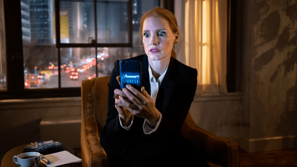 Quelle est la date de sortie de l’épisode 2 de la saison 3 de Lioness sur Paramount+ ? Nicole Kidman takes a call in front of FBI agents