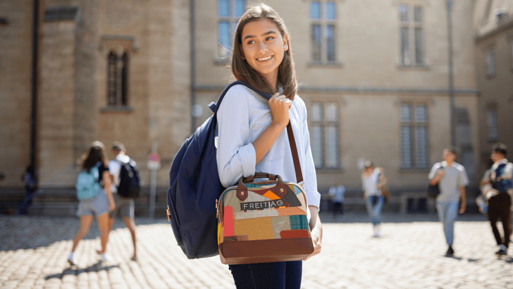 Réduction étudiants 20%: la marque suisse adulée baisse le prix de ses sacs recyclés pour la rentrée FREITAG bag in use