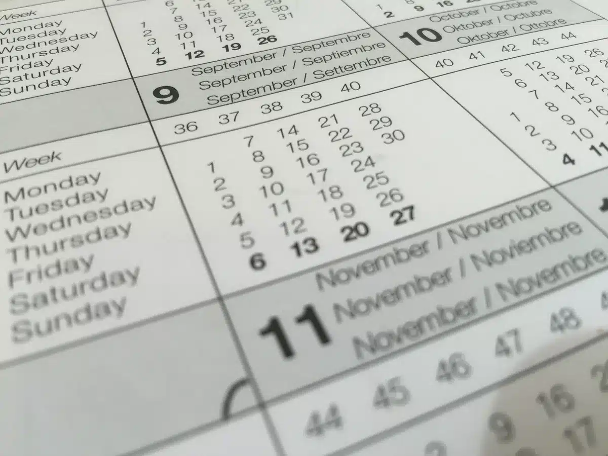 Calendrier avec dates de sortie des épisodes de série sur plateforme de streaming