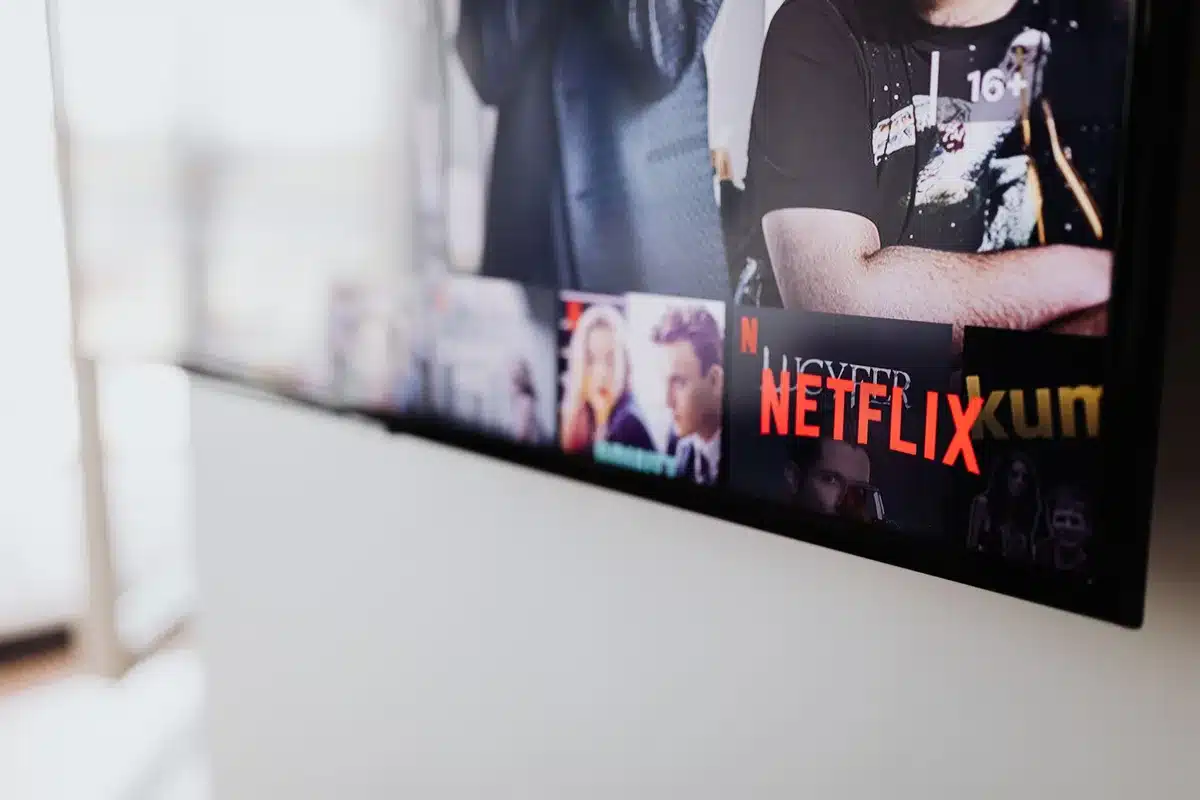 Plusieurs écrans affichant des catalogues de films et séries sur différentes plateformes de streaming.