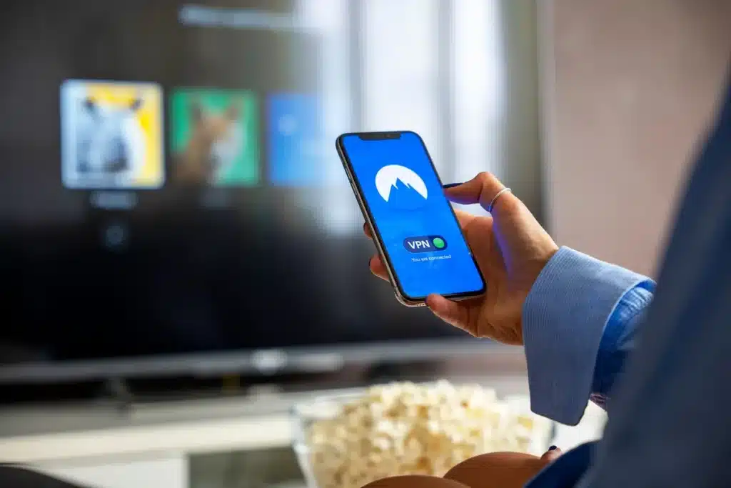 Android 17 : comment désactiver la fonctionnalité qui trace vos activités sur votre téléphone ? Cadenas luminescent et flux de données chiffrées sur écran de téléphone