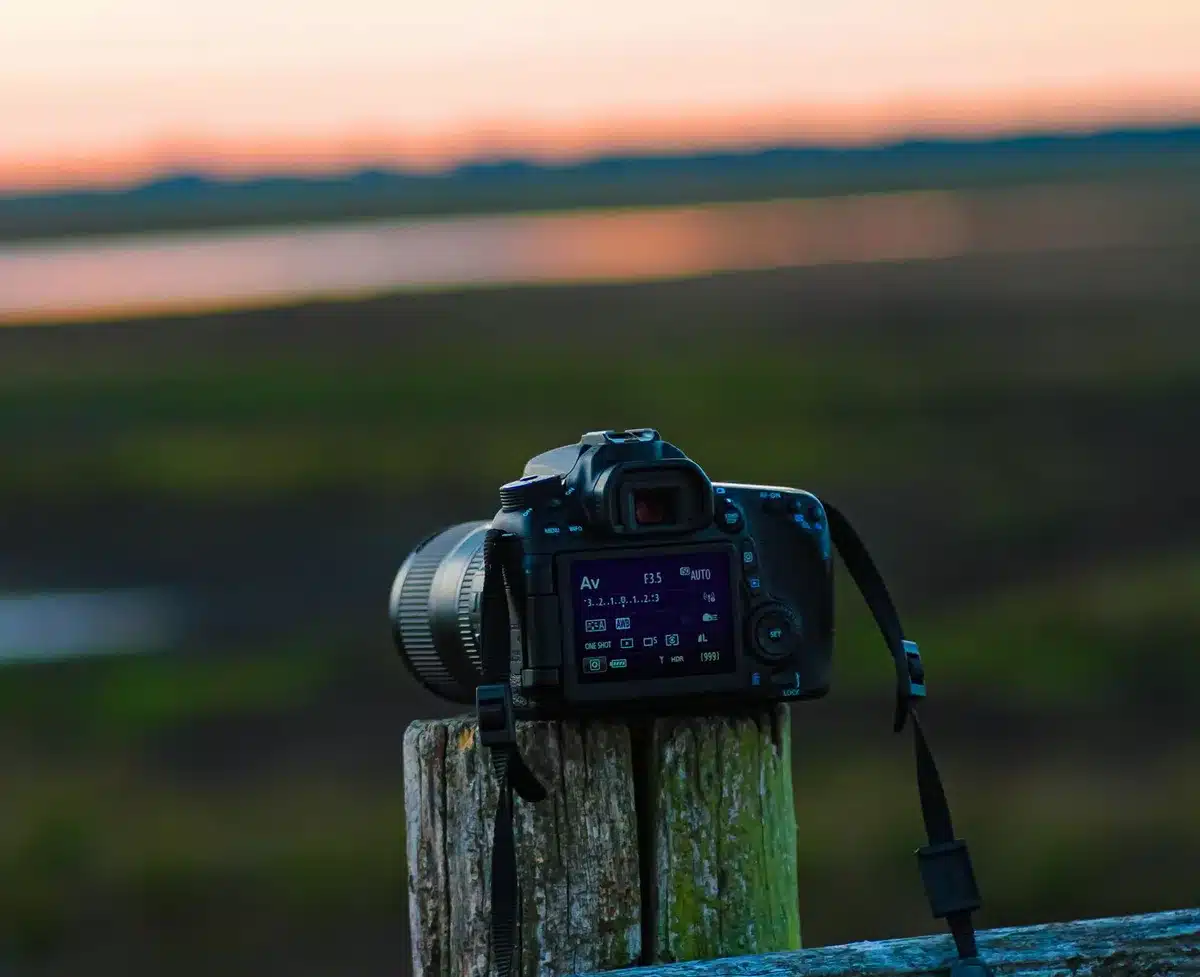 Vue rapprochée d'un capteur de caméra moderne illustrant les algorithmes d'autofocus avancés.