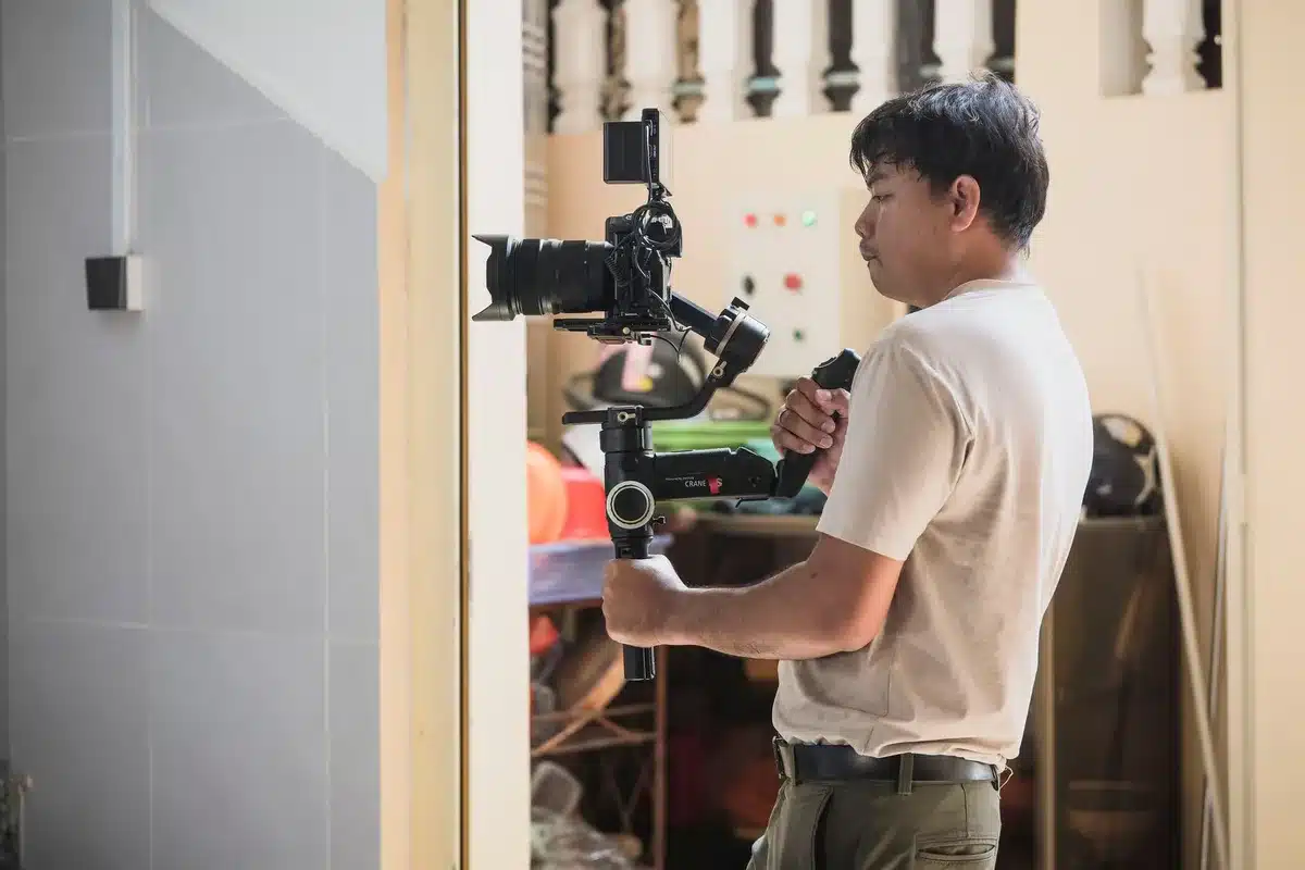 Caméra en configuration vidéo avec stabilisation intégrée sur un trépied de tournage.