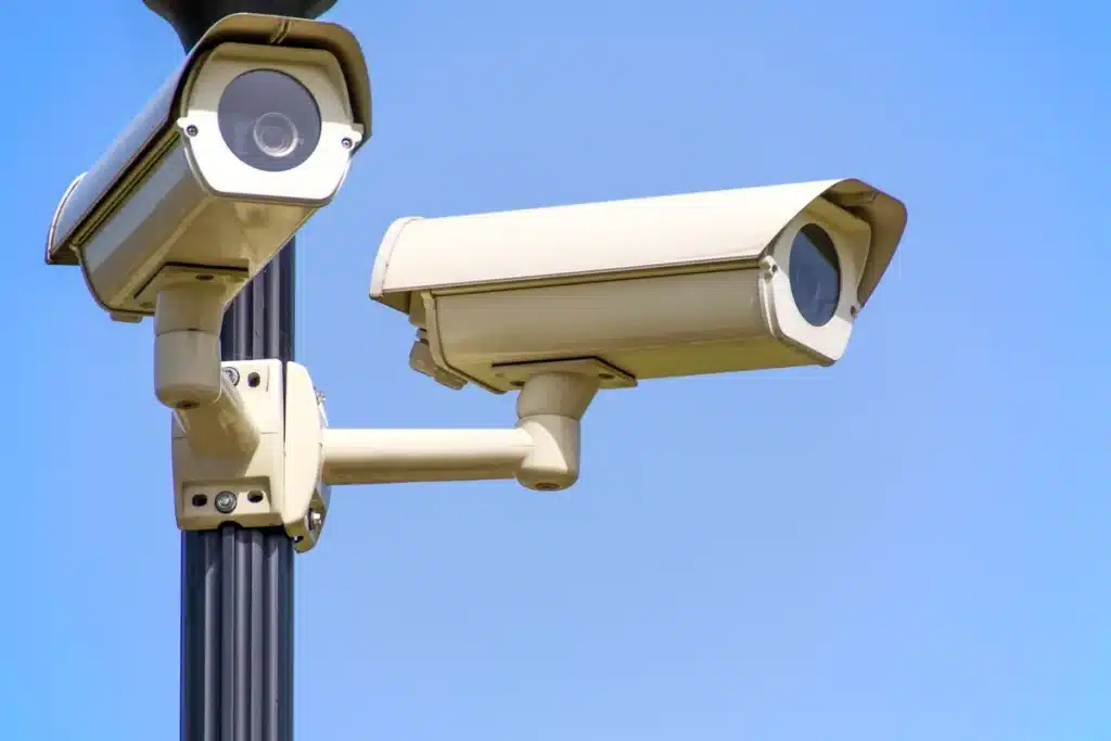 Arlo: sonnette vidéo professionnelle à prix record Sonnette vidéo installée au-dessus d'une porte d'entrée, capturant la vue d'un colis sur le perron