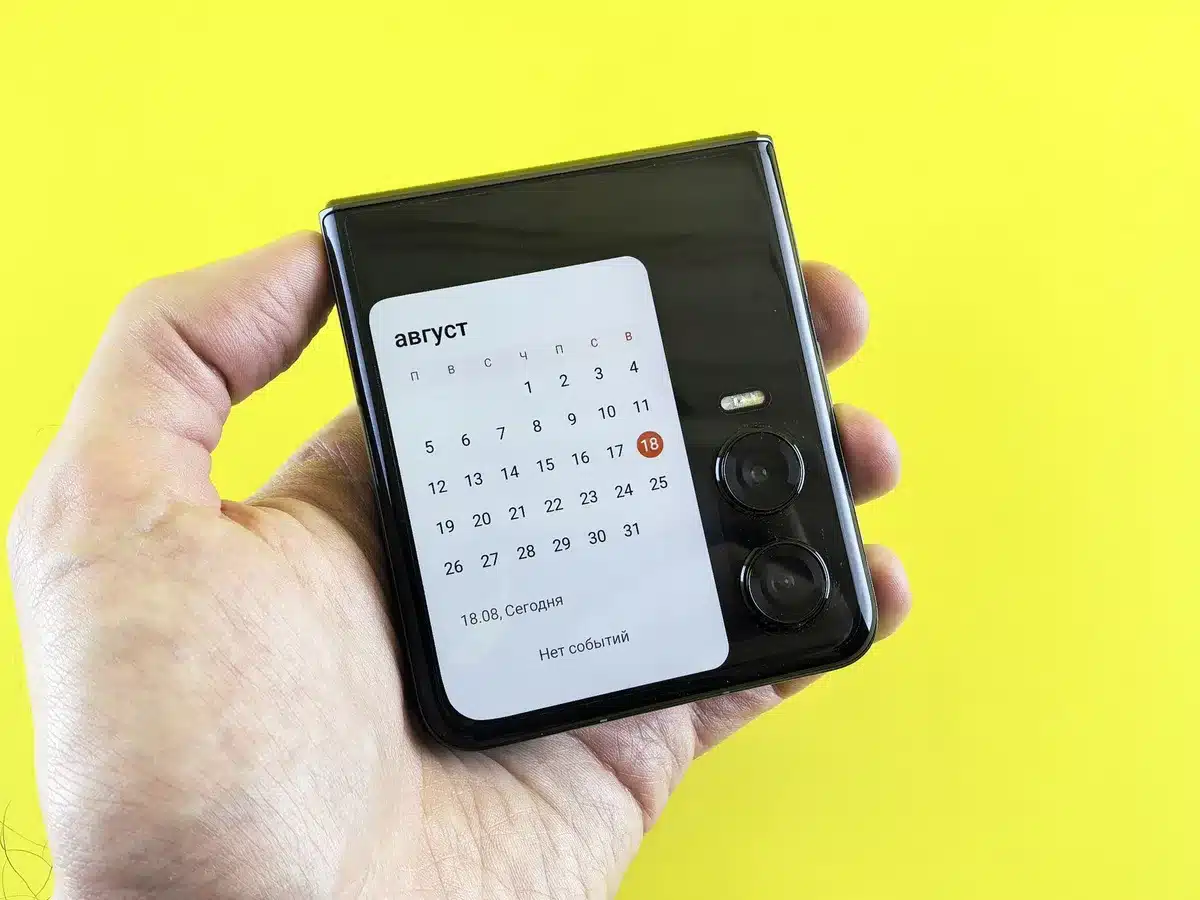 Smartphone pliable déplié montrant l'écran intérieur étendu