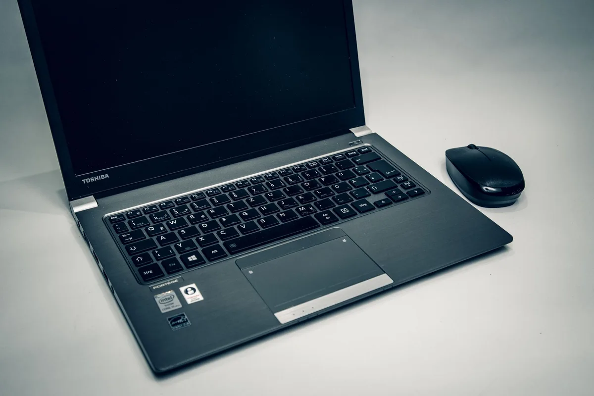 Ultraportable ouvert sur un espace de travail montrant clavier et pavé tactile