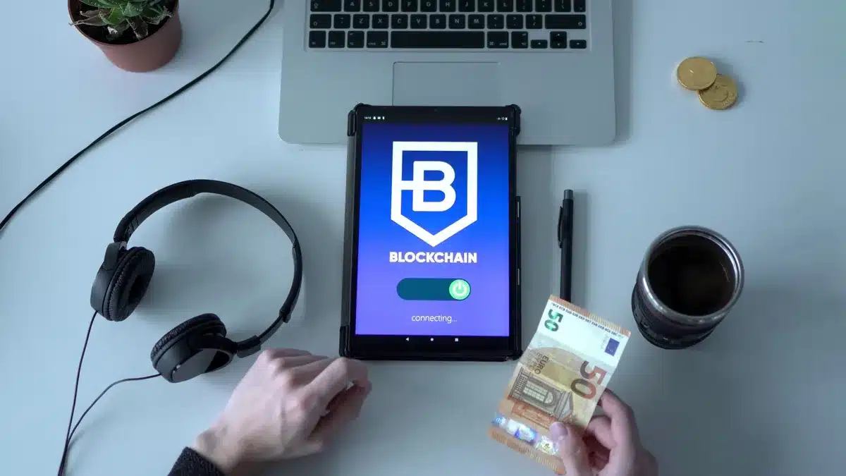 Illustration de transferts on-chain et de portefeuilles envoyant des bitcoins vers les plateformes d'échange