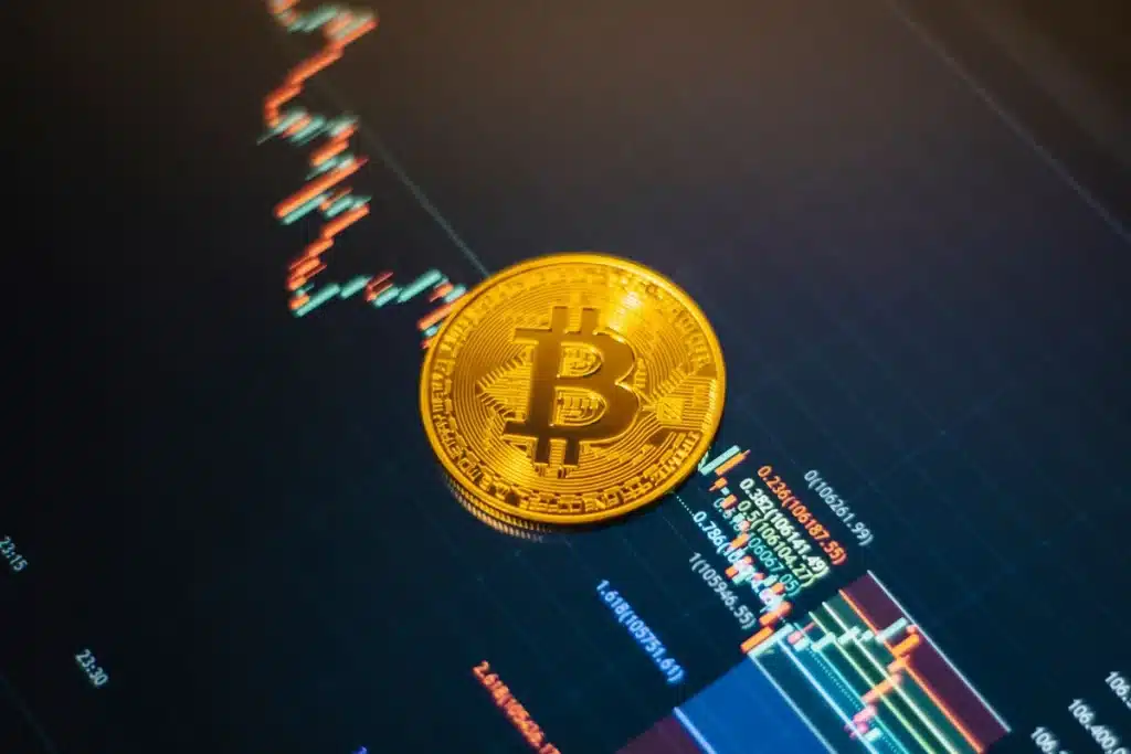 Bitcoin 72 000 $ : les vendeurs à découvert pris au piège Graphique montrant une liquidation éclair et une prise au piège des positions courtes sur le bitcoin