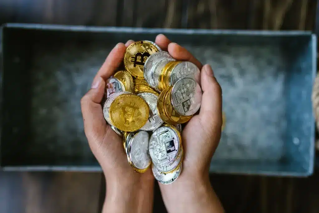 Bitcoin: adresses majeures absorbent 43 000 BTC en 60 jours, pression sur les prix Représentation symbolique de l'accumulation de bitcoins et des flux de données numériques sur écran