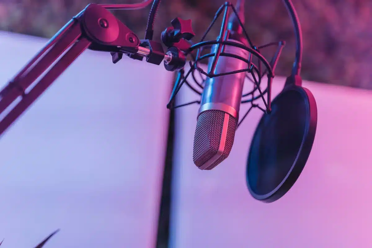 Comédien en studio d'enregistrement doublant un personnage d'anime face au micro