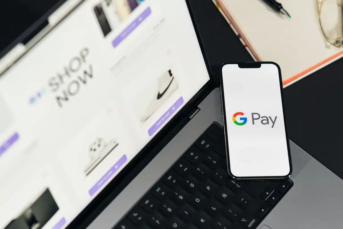Interface épurée d'un portefeuille numérique affichant des transactions et des actifs