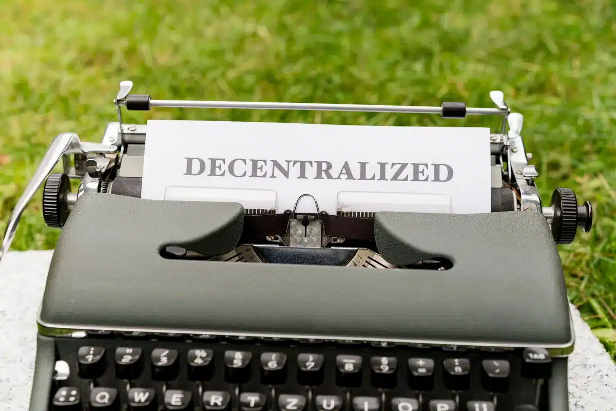 Représentation visuelle d'un réseau blockchain avec nœuds interconnectés et flux de données