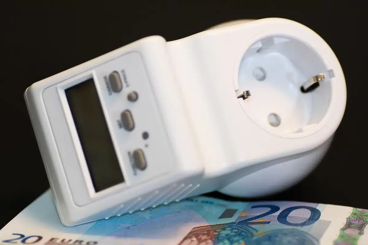 Compteur électrique et fils haute tension symbolisant la consommation énergétique des centres de données