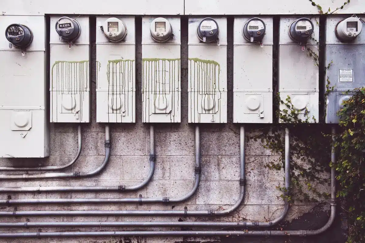 Tableau de contrôle d'une centrale électrique montrant la gestion de la consommation énergétique.