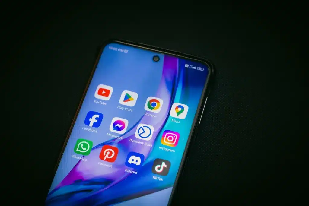 Écran de smartphone affichant un épisode d'anime sur YouTube