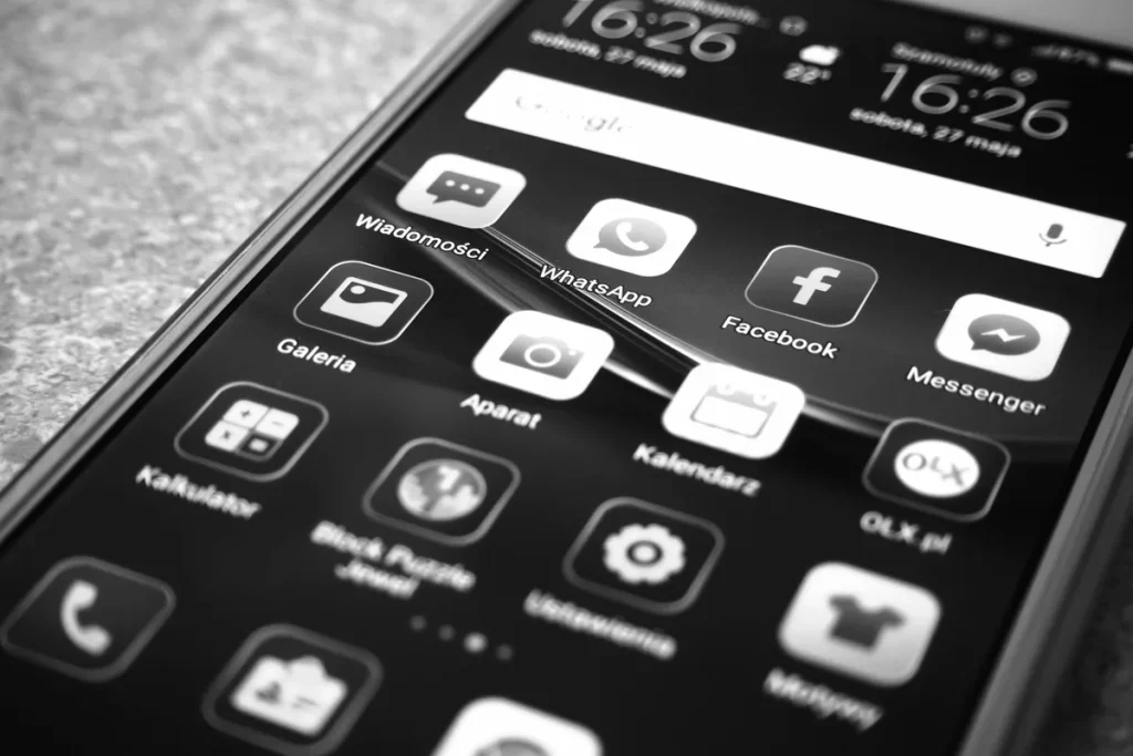 ChatGPT s’invite dans les groupes de discussion : internautes partagés Écran de smartphone affichant une conversation de groupe avec messages texte et réponses automatisées