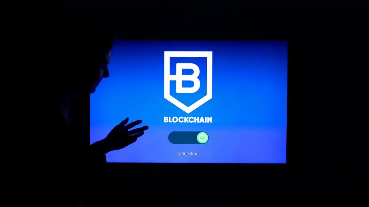 Environnement de travail d'une startup crypto avec écrans affichant des données blockchain