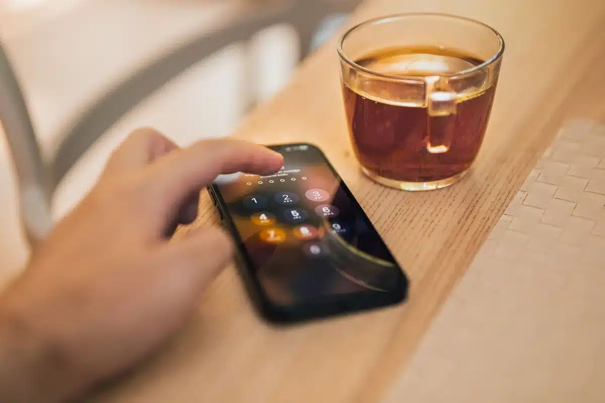 Écran de smartphone affichant un code de rédemption pour débloquer une récompense dans Fortnite