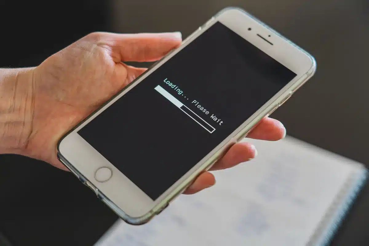Une personne essayant de connecter son téléphone à internet dans une file d'attente