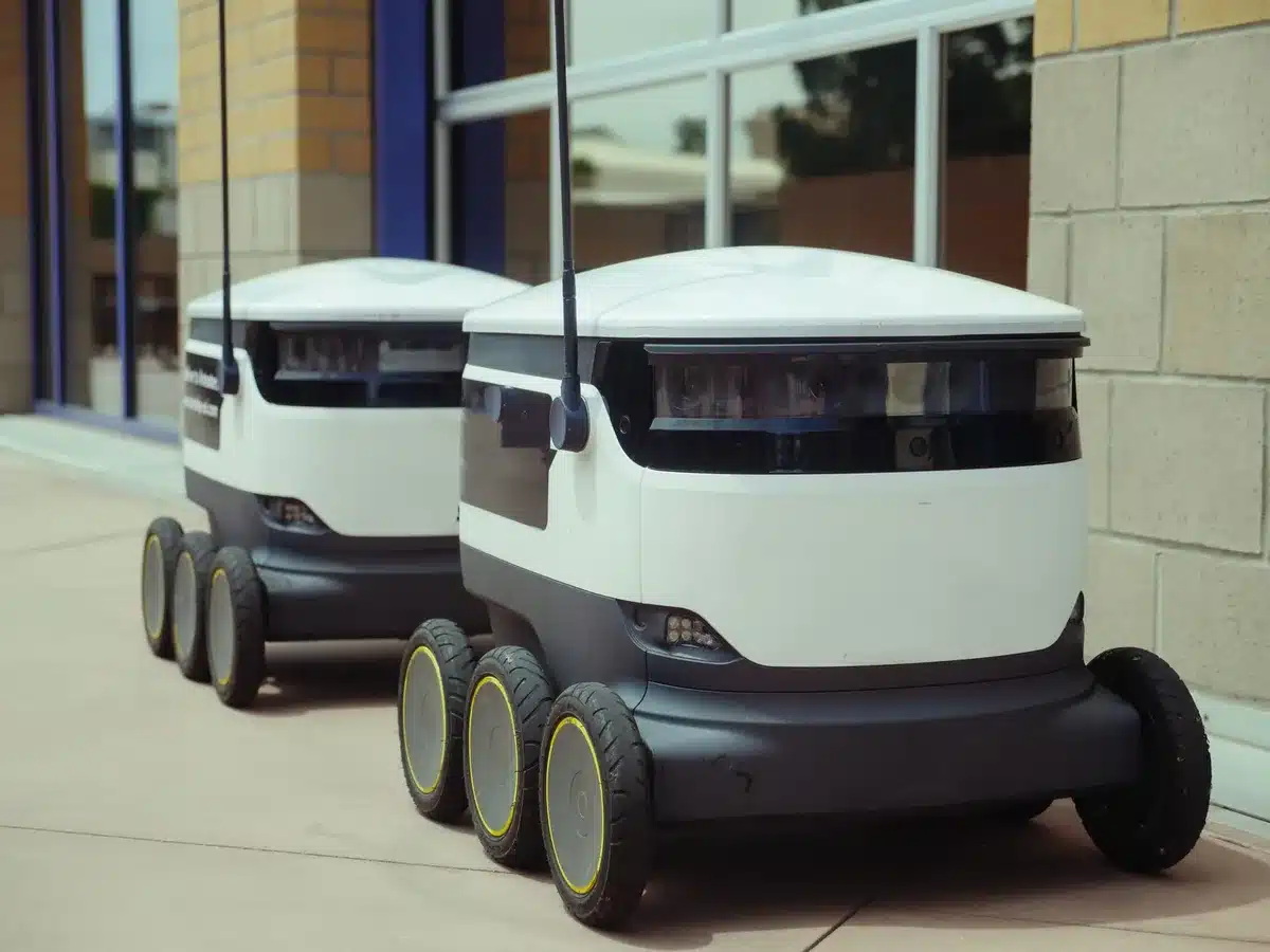 Station de recharge dédiée pour robots livreurs autonomes
