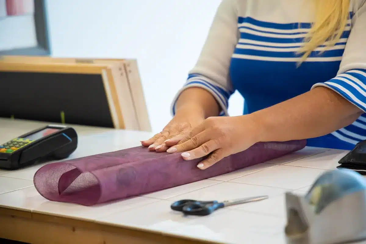 Préparation de commandes au comptoir d'un commerce pour livraison