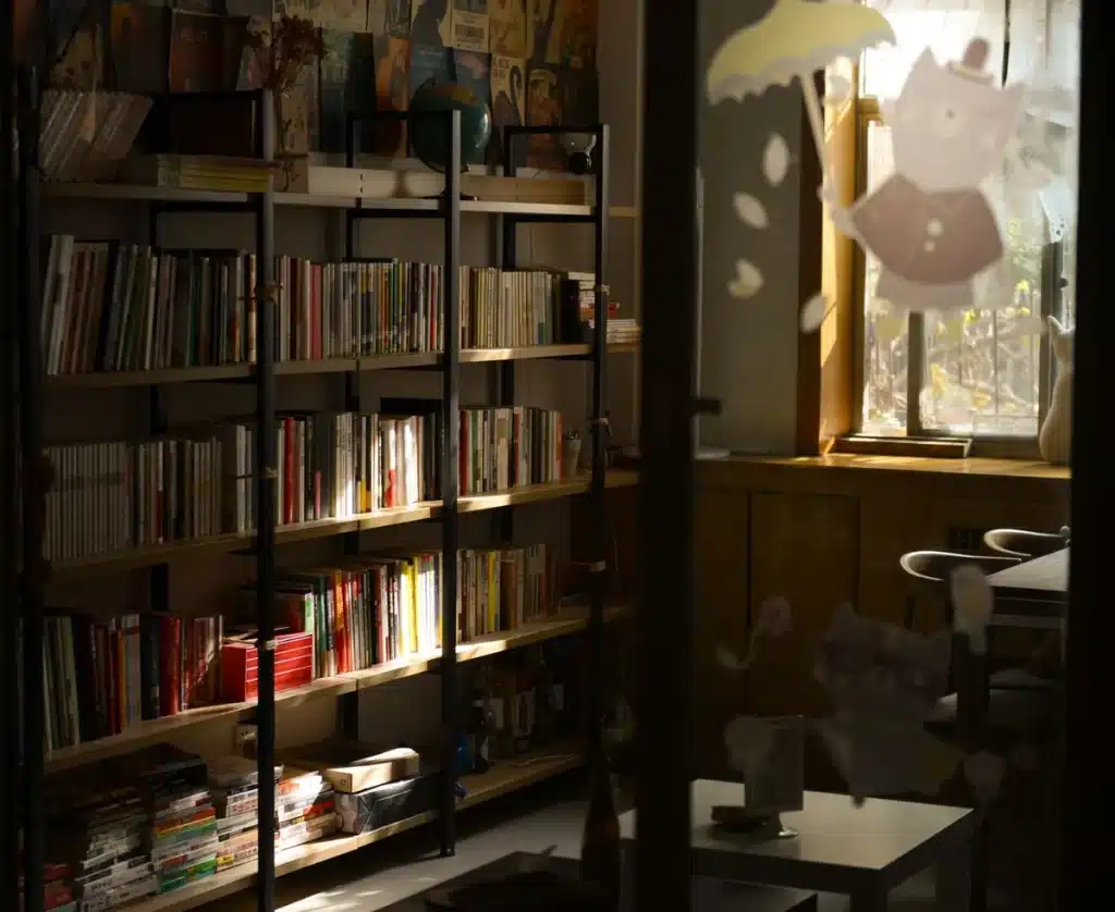Eleceed tome 1: Inklore dévoile la jaquette de l’édition papier anglaise Un livre sur une étagère de bibliothèque avec un lecteur en silhouette en arrière-plan
