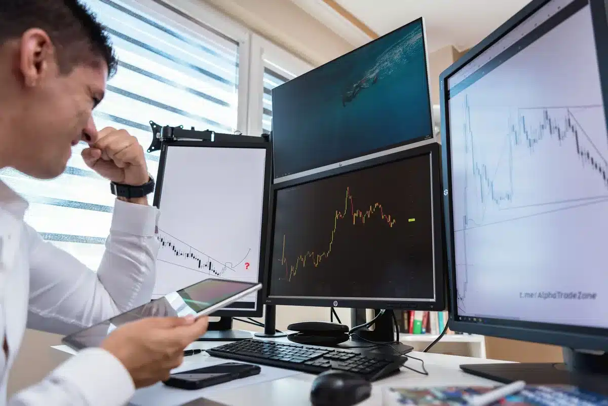Gestionnaire institutionnel analysant des données de portefeuille d'investissement sur écran