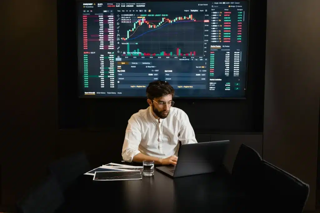Ethereum franchit 2 000 $ : ZEC, SOL et XRP profitent du rallye Écrans de trading affichant des graphiques de prix en hausse et des chandelles vertes dans une salle de marché