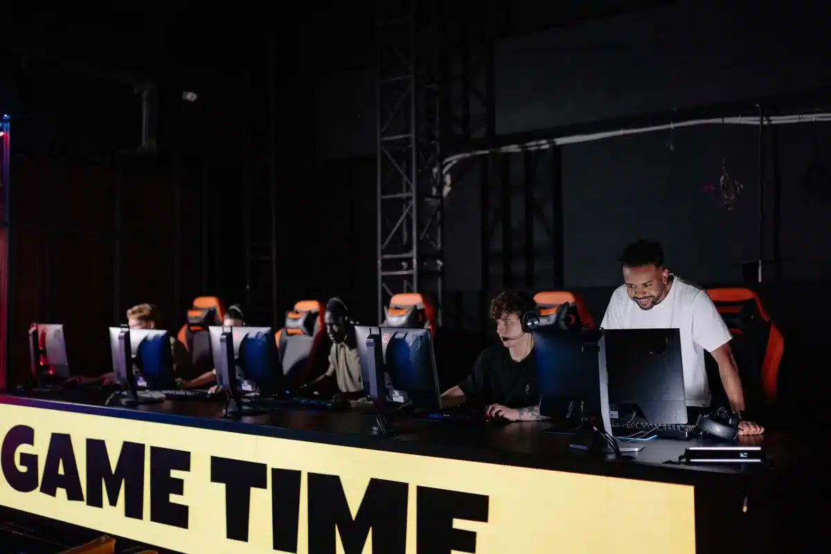 Joueur compétitif analysant et construisant sa stratégie d'équipe pour un tournoi