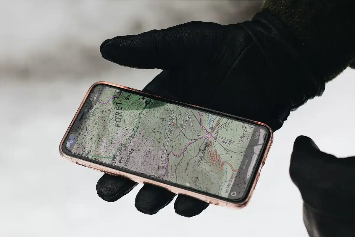 Écran de navigation GPS et tracés de randonnée sur une montre outdoor