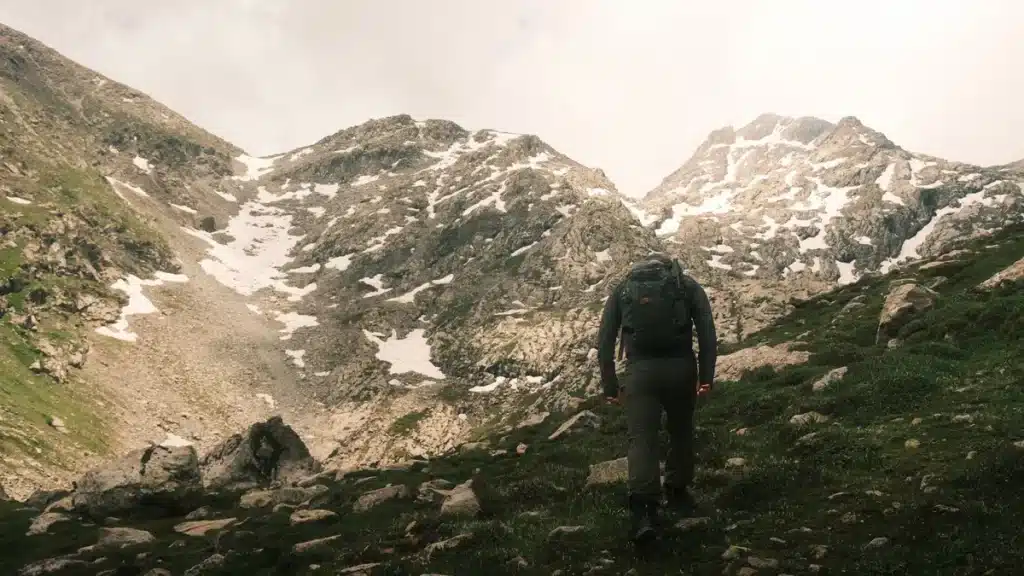 Garmin montre d’aventure robuste: prix record maintenant sous £200 Montre de sport robuste au poignet d'un randonneur en plein air, lumière solaire