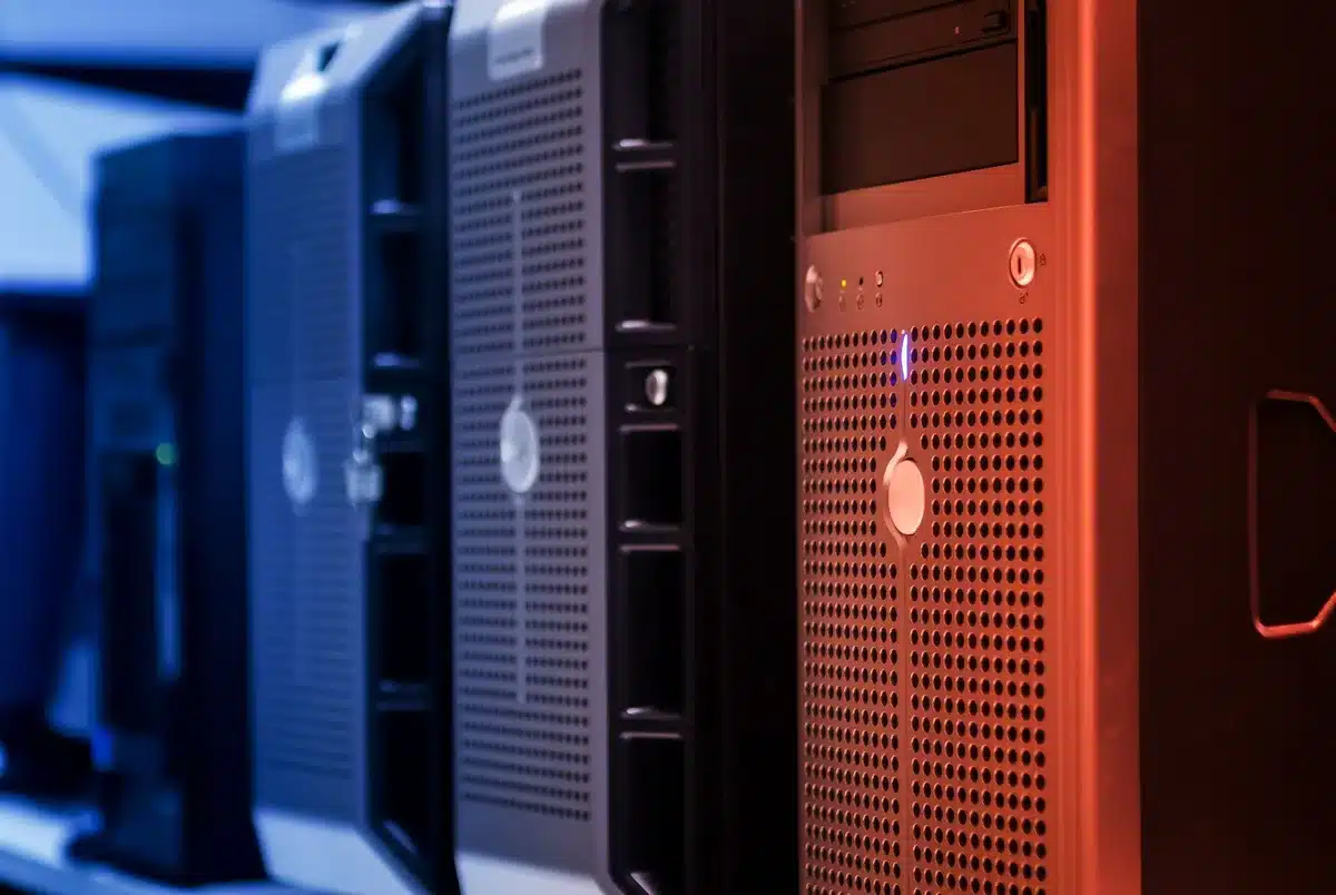 Écran de jeu montrant des indicateurs de latence et de performance réseau instable