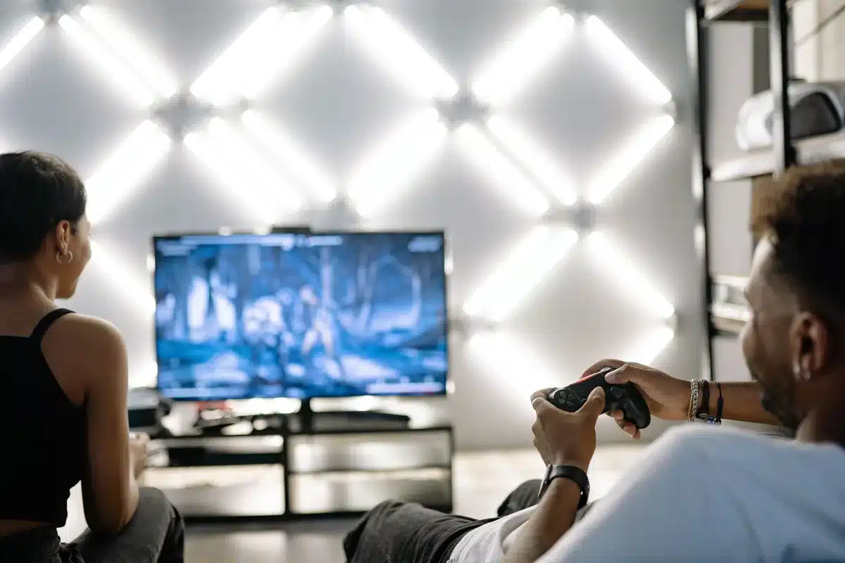 Écran de télévision affichant une scène de jeu vidéo avec connectique HDMI 2.1