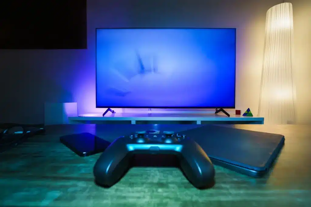 Téléviseur moderne affichant une image 4K brillante dans un salon bien éclairé