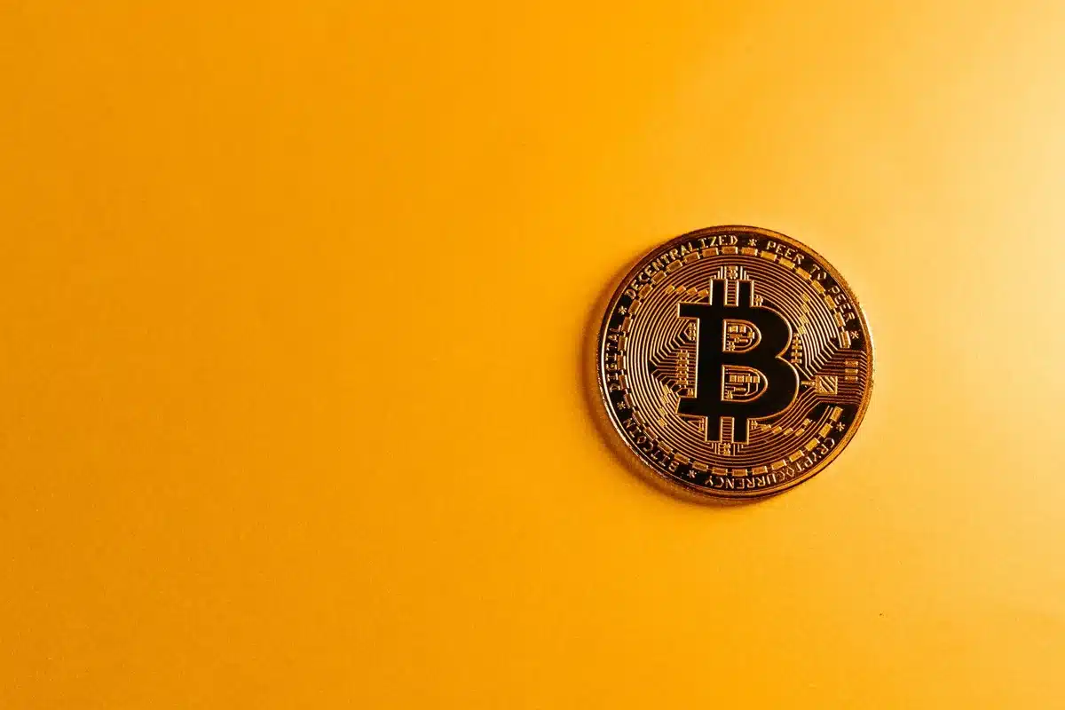 Infrastructure technologique blockchain avec chaînes de règlement tokenisées reliant institutions financières