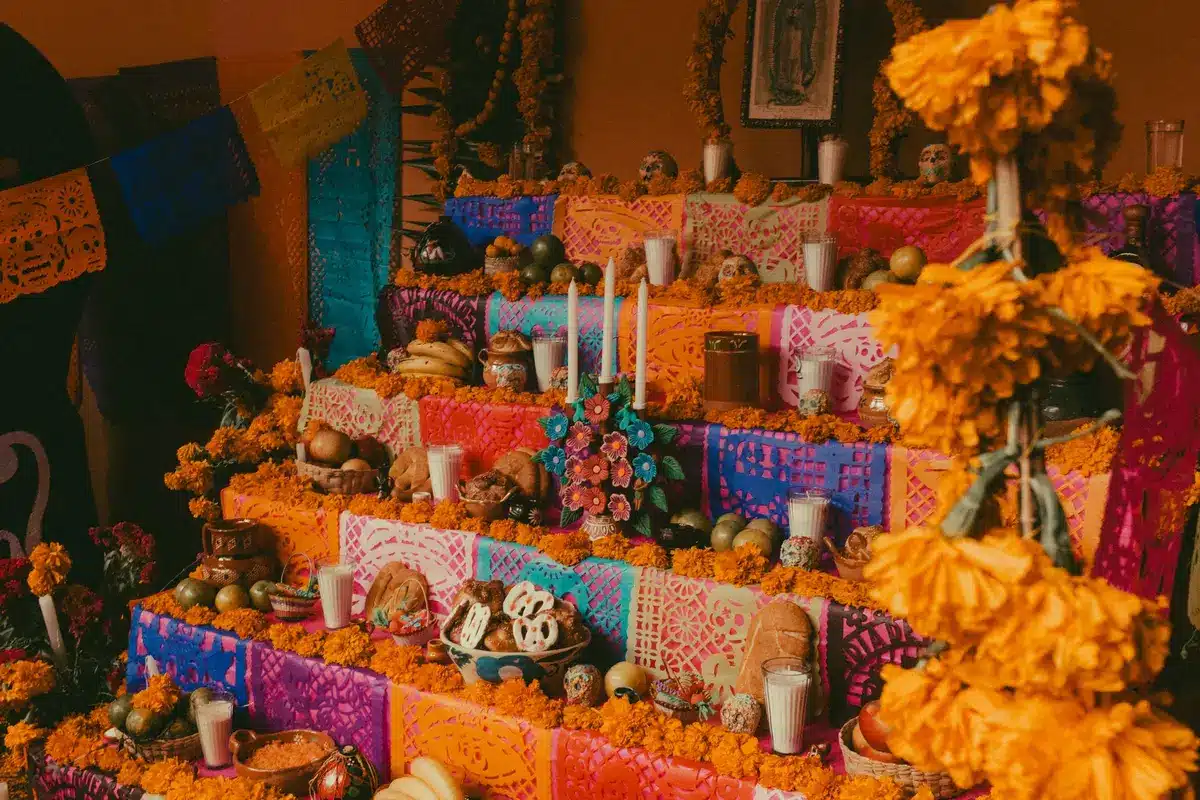 Autel coloré avec marigolds et éléments traditionnels du Día de los Muertos