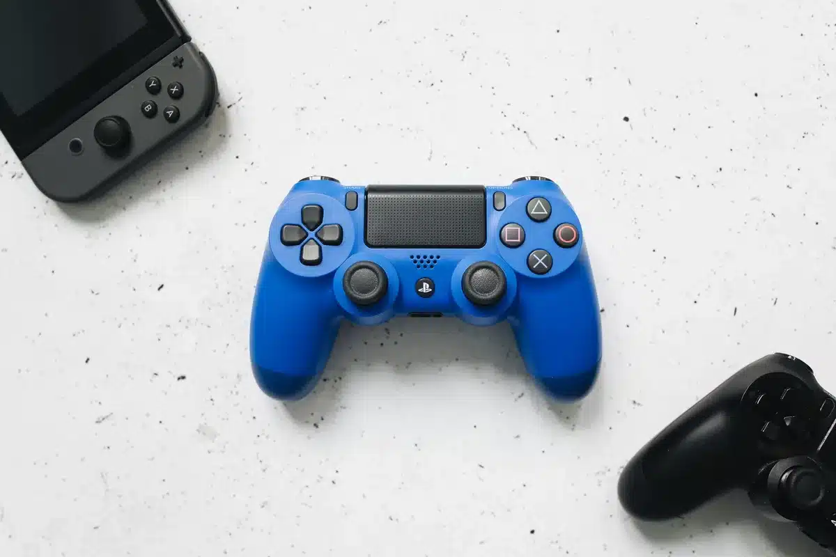 Trois consoles de jeu modernes côte à côte: PlayStation 5, Xbox Series X, et Nintendo Switch