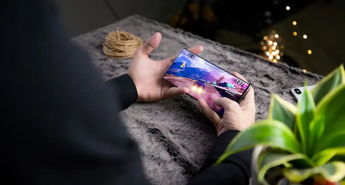 Interface d'un jeu mobile gratuit avec options d'achat intégré