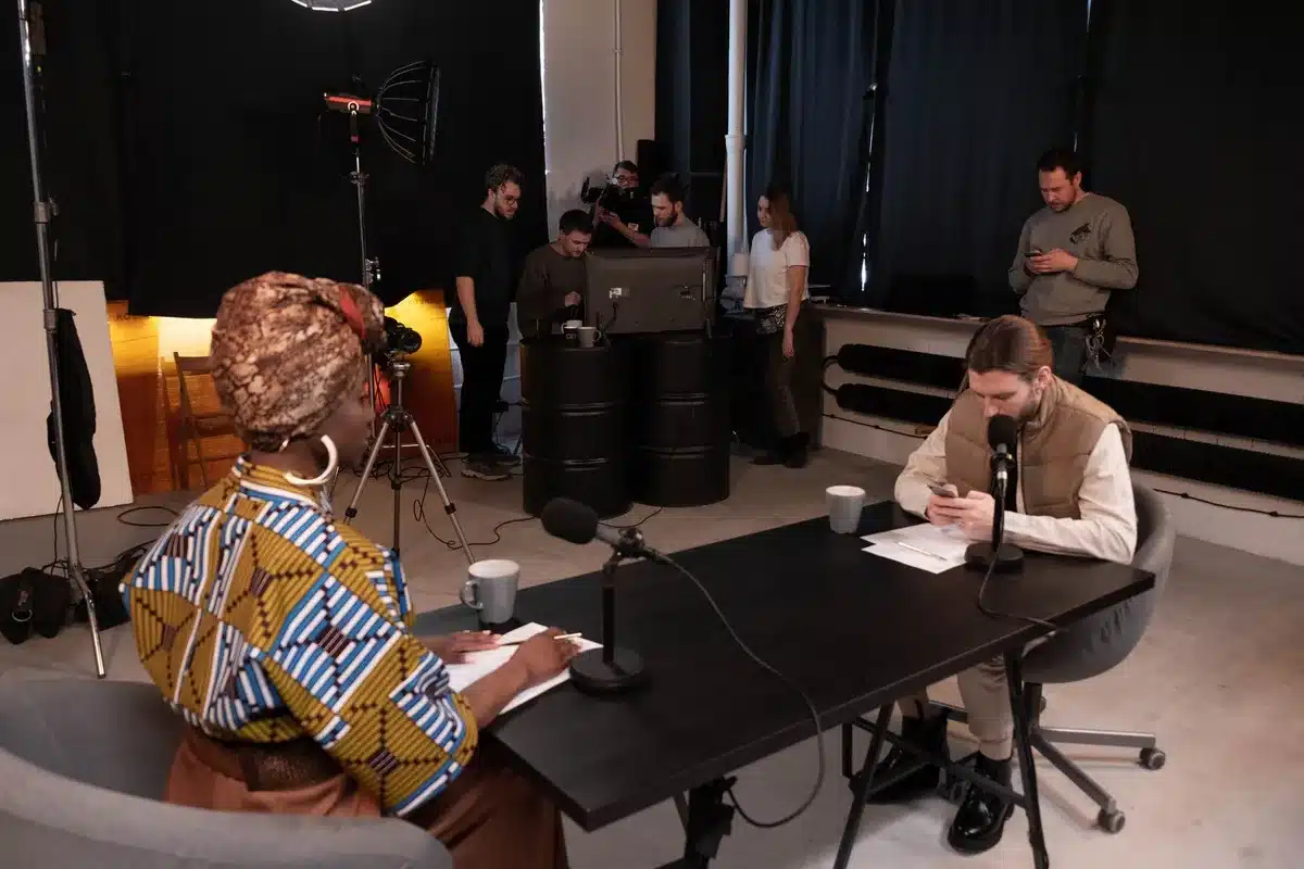 Équipe de production dans un studio d'animation travaillant sur des planches de storyboard